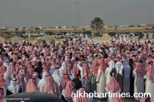 رجال أعمال ومسؤولين وجموع غفيرة في عزاء الشيخ العويد 